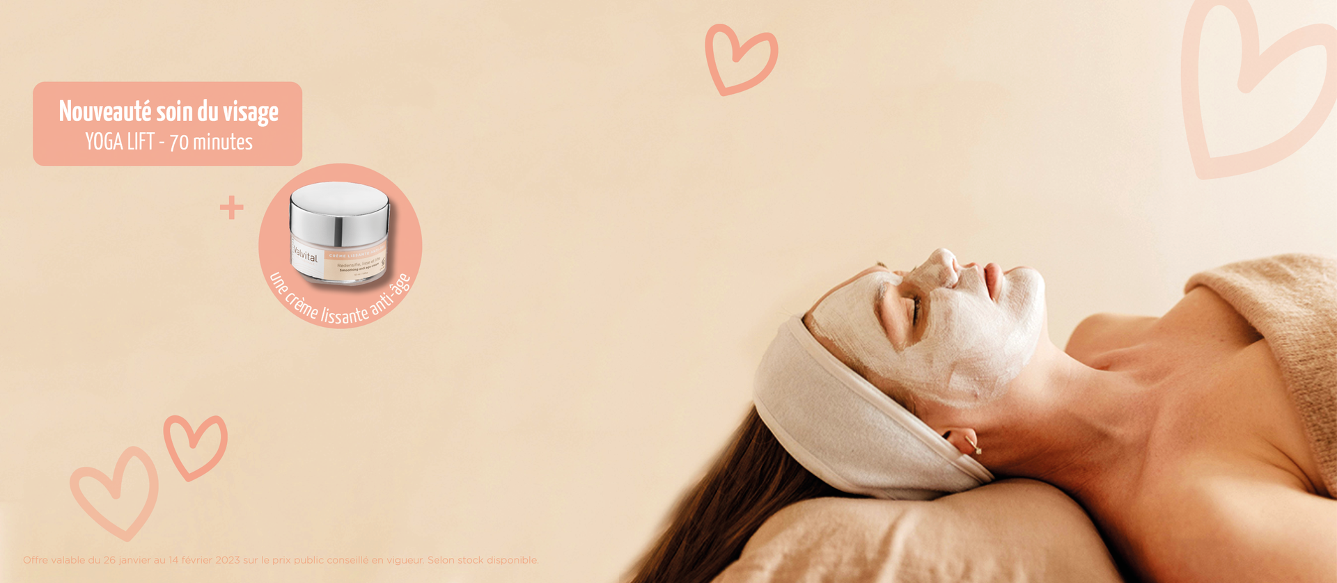 femme allongée avec un masque sur le visage