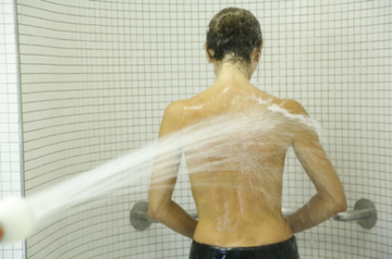 soin cure thermale rhumatologie - douche générale au jet