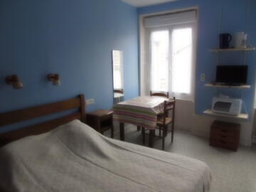 Studio bleu: lit et coin repas 