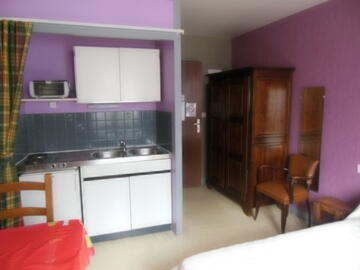 Studio fuschia; kitchenette