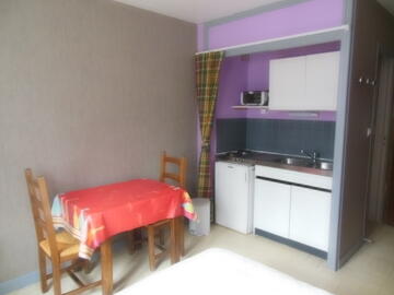 Studio gris: coin repas - kitchenette