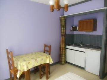 Studio violet: kitchenette