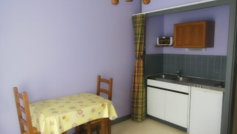 Studio violet: kitchenette
