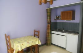 Studio violet: kitchenette