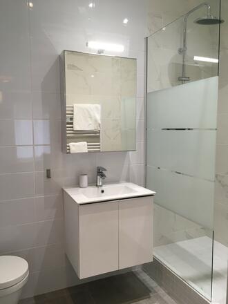 Salle de bain des studios au RDC  