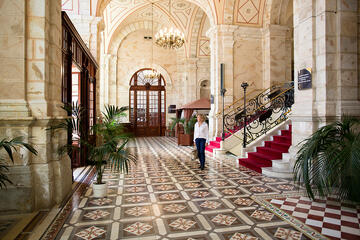 femme se tenant debout dans le hall de l'établissement des thermes de Royat