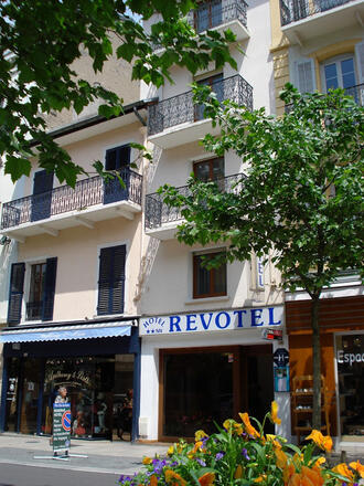 Revotel  Façade avec fleurs
