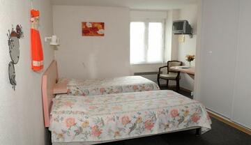 Chambre avec deux lits