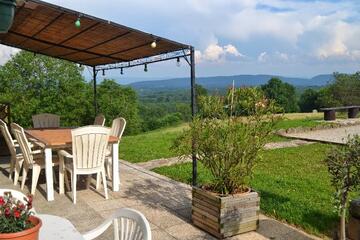 Table et hôtes sur la terrasse