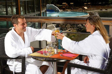 Clients apéritif au restaurant