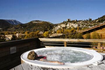 Jacuzzi en extérieur avec vue sur Montbrun-les-Bains