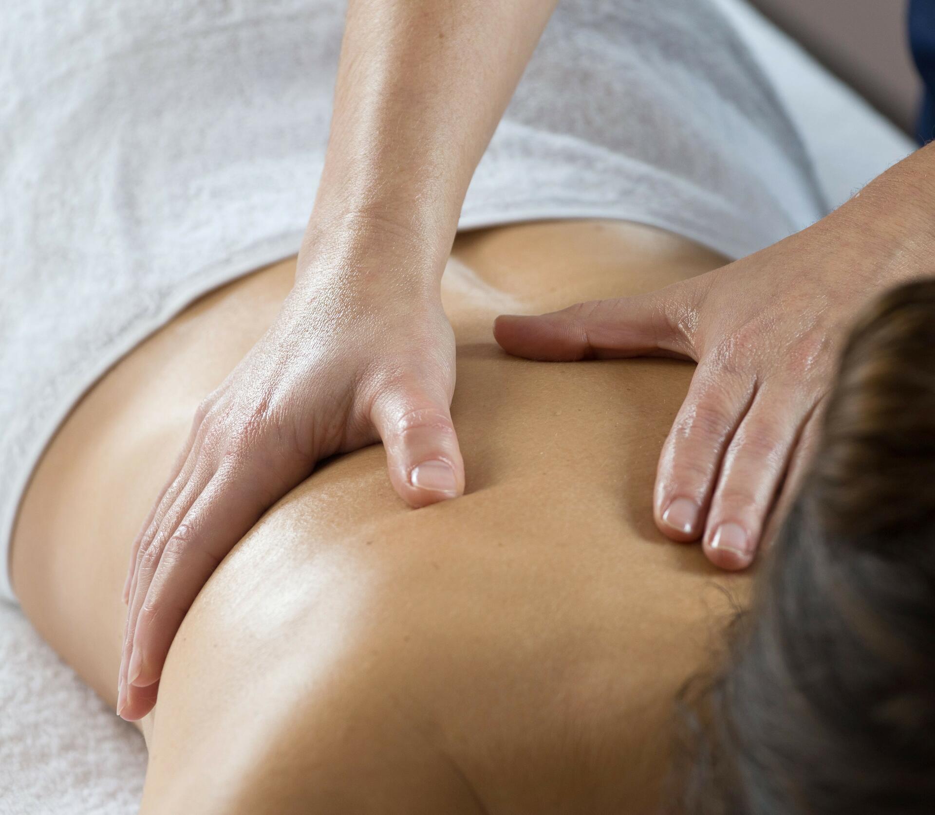 femme se faisant masser les épaules