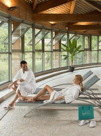 un homme et une femme souriant et se prenant dans les bras