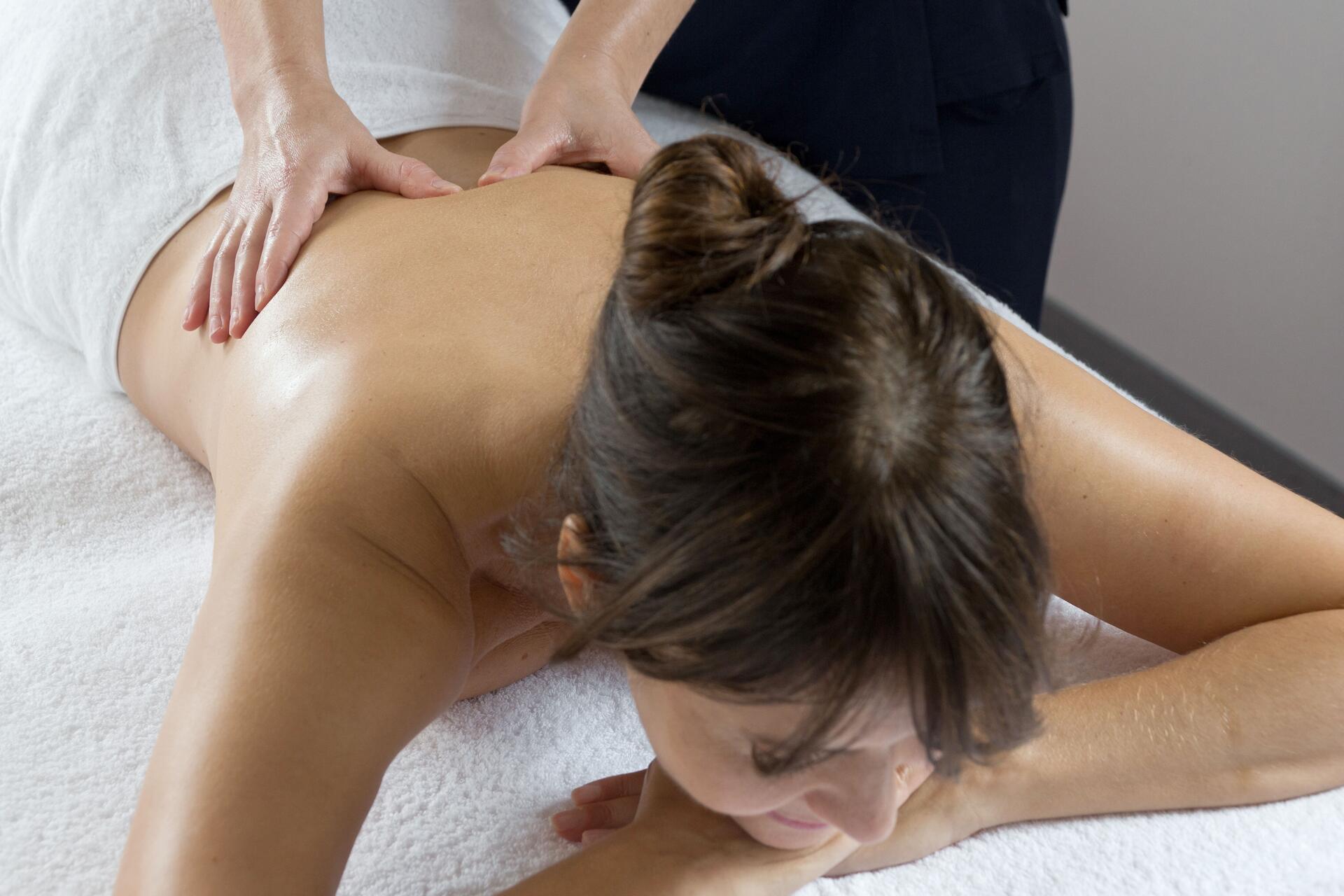 femme se faisant masser le dos