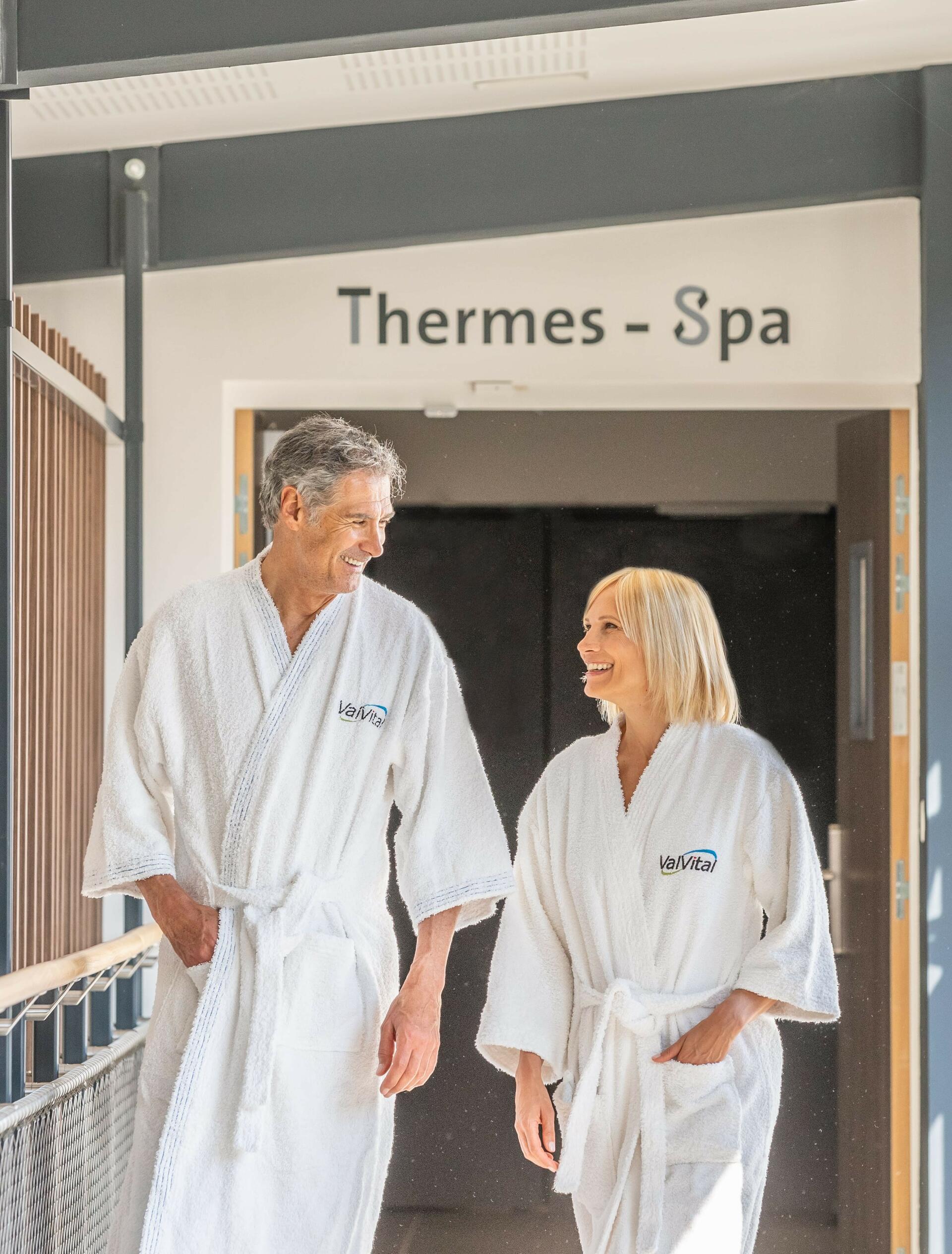 un homme et une femme souriant et se prenant dans les bras